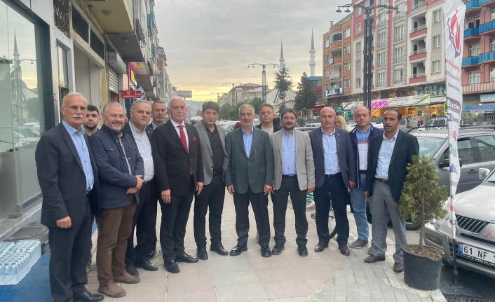 AK Parti Trabzon milletvekili Vehbi Koç’tan Yomra ilçe programında esnaf ve vatandaşlarla bir araya gelerek Cumhurbaşkanı Recep Tayyip Erdoğan’ın selamlarını iletti.