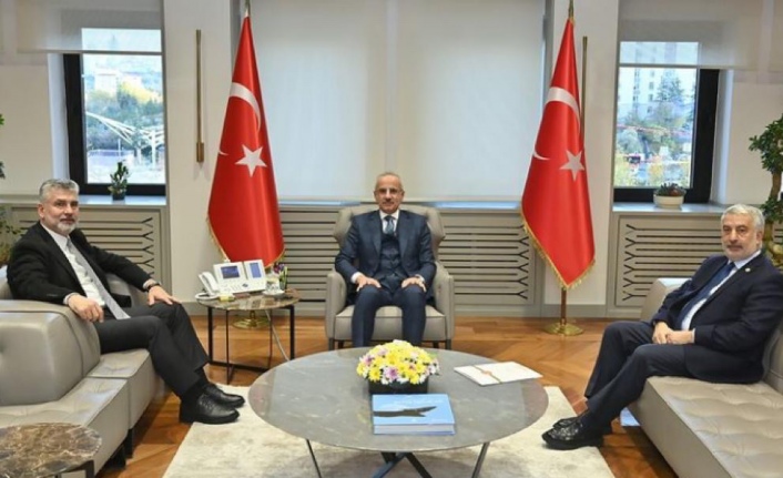 Bakan Uraloğlu’nu Trabzon Milletvekilleri  Büyükaydın ve Koç ziyaret ettiler.
