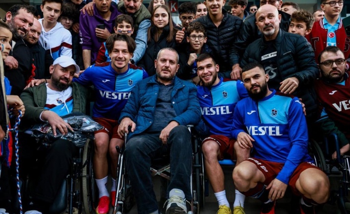Futbolcular engellilerle buluştular