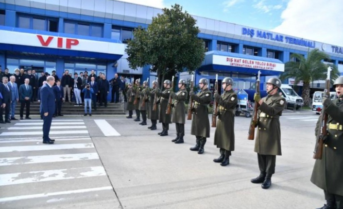 Cumhurbaşkanı Tatar askeri birlik tarafından uğurlandı.