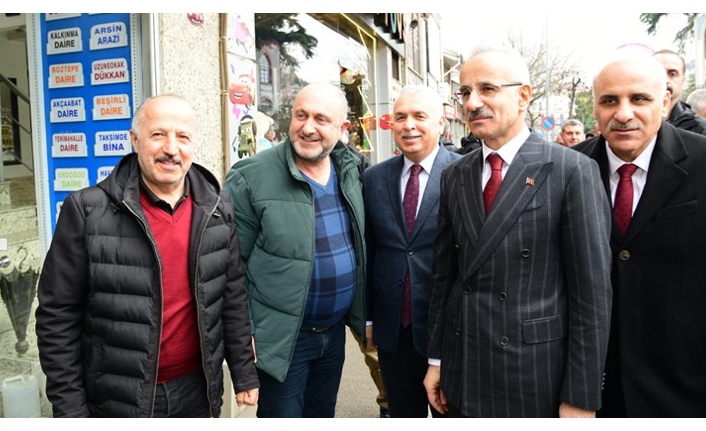 Ulaştırma ve Altyapı Bakanı Abdulkadir Uraloğlu Valilik Çevresindeki Esnaf ve Vatandaşlarımızla Bir Araya Geldi