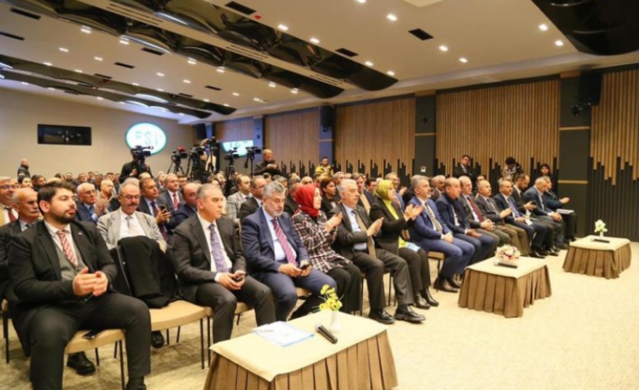 Bakan Özhaseki Sektör temsilcileri yerine partililer ile bir araya geldi.