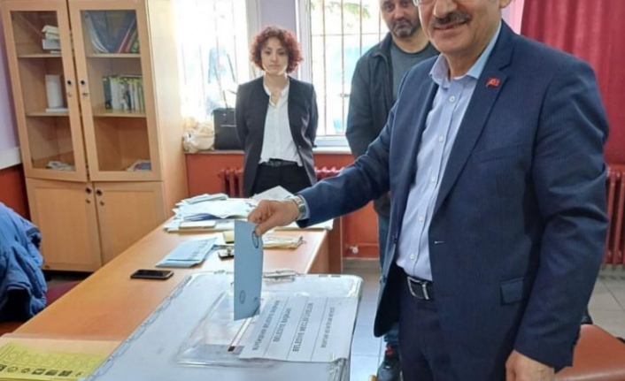 Başkan adayı Çelenk oyunu kullandı