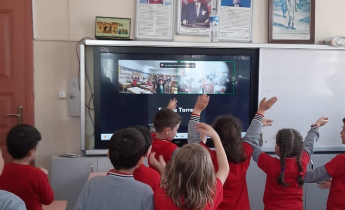 Hızırbey Ülkü İlkokulu 1/A Sınıfı Öğretmeni Tuğçe Bayram ve Öğrencileri Portekizli Akranlarıyla Buluştu