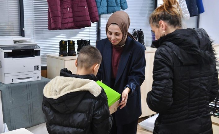 ORTAHİSAR BELEDİYESİ'NDEN ÇOCUKLARA KIŞLIK MONT VE BOT DESTEĞİ