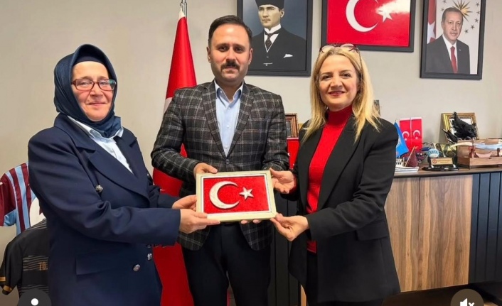 Başkan Hatipoğlu’na Türk Bayrağı Maketi Takdim Ettiler