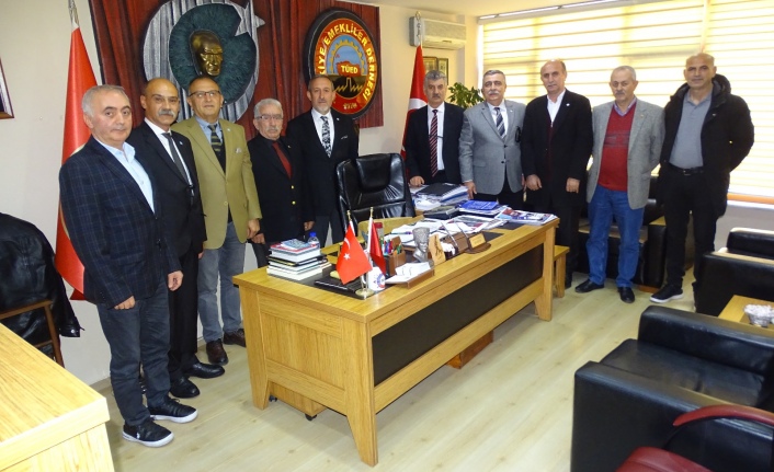 İYİ parti yönetim kurulu üyeleri Trabzon Emekliler derneğini ziyaret etti
