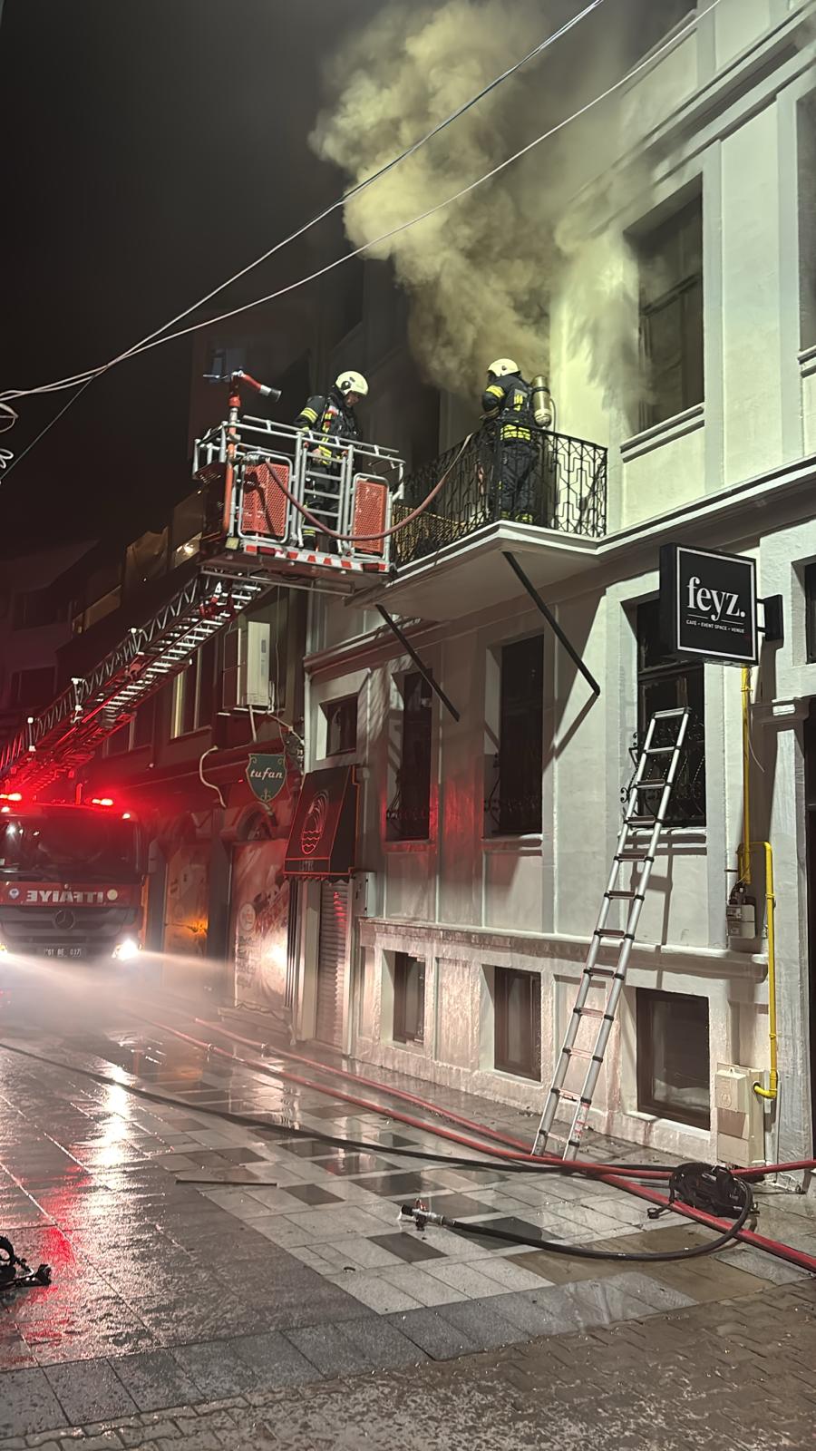 İTFAİYENİN ZAMANINDA MÜDAHALESİ UZUNSOKAK'TA BÜYÜK BİR YANGINI ÖNLEDİ
