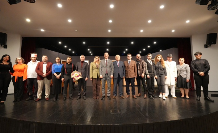 AKÇAABAT BELEDİYESİ TİYATROSU’NUN YENİ OYUNU “VARİLDEKİ ADAM” İZLEYİCİLERDEN TAM NOT ALDI