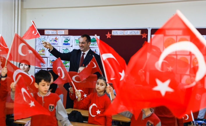 BAŞKAN EKİM’DEN YENİ DÖNEMİN İLK GÜNÜNDE ÖĞRENCİLERE TÜRK BAYRAĞI