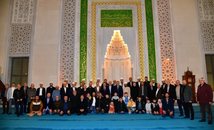 Vali Şahin ve İl Müftüsü Çiçek Hanife Hatun Camii'nde