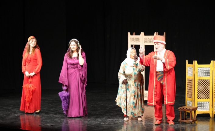 AKÇAABAT’TA SANAT COŞKUSU SÜRÜYOR: 13. ULUSLARARASI EROL GÜNAYDIN TİYATRO GÜNLERİ TÜM HEYECANIYLA DEVAM EDİYOR