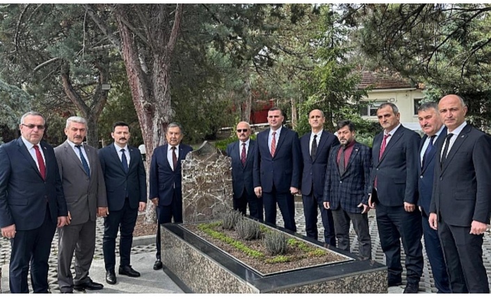 Başkan Sivrikaya ve ekibi Başbuğ'un kabrini ziyaret etti