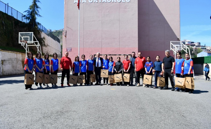 ORTAHİSAR BELEDİYESİ, FUTSAL ŞAMPİYONU ATA ORTAOKULU’NA MALZEME DESTEĞİ SAĞLADI