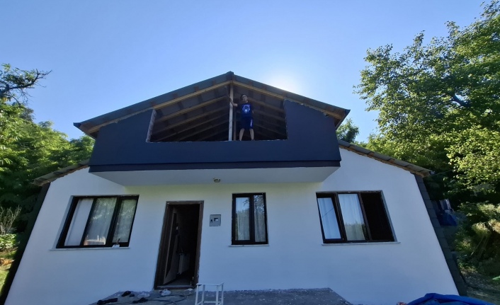 ORTAHİSAR BELEDİYESİ, DOĞANÇAY'DA İHTİYAÇ SAHİBİ VATANDAŞIN EVİNİ YENİLEDİ
