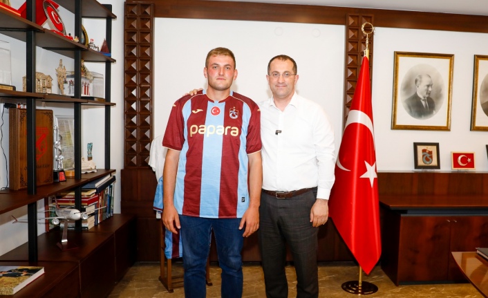 BAŞKAN EKİM, TRABZONSPOR SEVGİSİYLE GÜNDEM OLAN ABDÜLAZİZ AYDIN’I MİSAFİR ETTİ