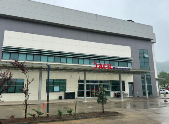 Denizde Boğulma Tehlikesi Geçiren 3 Çocuğu Kurtaran Adam Hastaneye Kaldırıldı
