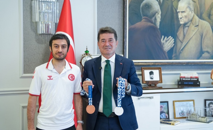 BAŞKAN KAYA, AKDENİZ OYUNLARI’NDAN MADALYALARLA DÖNEN BUĞRA SELİMZADE’Yİ AĞIRLADI 
