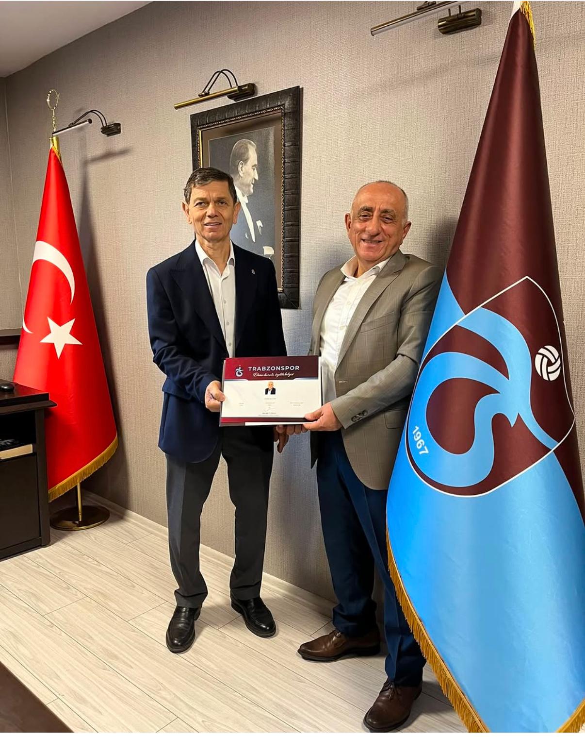 Kurulu Üyesi Bayram, Belgesini Başkan Ören’in Elinden Aldı