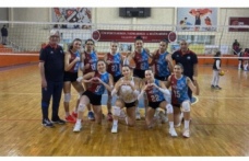 Bordo mavi voleybol takımı şov yaptı.