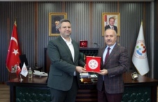 Rektör Prof.Dr Kutlu’ya   Plaketini takdim etti.