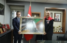 İl Müdürü Kaplan, Müdür Şanlı’ya Tablo Takdim Etti