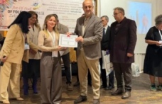 Başkan Erdal Saral teşekkür  belgelerini verdi