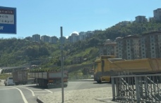 Kanuni bulvarı TIR parkına dönüştü, trafikçiler seyrediyor.