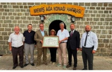 Başkan azizoğlu bakan Prof.Dr memişoğlu‘na Memişağa Konağı’nı portresine takdim etti.