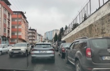 BAHÇECİK’TE TRAFİK ÇİLESİ BÜYÜYOR: “BU YOL ARTIK YÜKÜ KALDIRMIYOR”