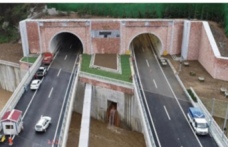Zigana tünelinde duvara çarpan aracın şoförü yaralandı.