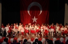 BAŞKAN GENÇ, MİNİKLERİN CUMHURİYET COŞKUSUNA ORTAK OLDU
