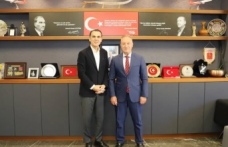 Doç.Dr. Kapısız Dr. Topsakal’ı ziyaret etti.