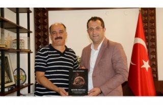 AKÇAABATLI YAZAR BAŞKAN EKİM’İ ZİYARET ETTİ.