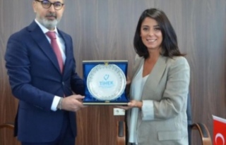 Başkan Av.Keleş Aydın’a Teşekkür Plaketi