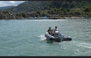 Sürmene’de ayaktan çapa bağlayıp denize atlayan...