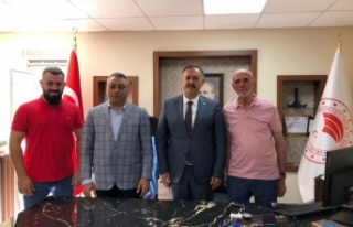 Başkan Çebi müdür kaplanı kutladı.
