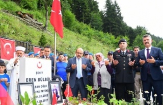 Şehit Eren bülbül mezarı başında anıldı.