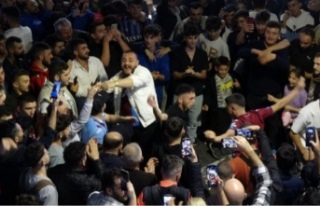 Atatürk alanında Taraftar kolbastı oynadı.