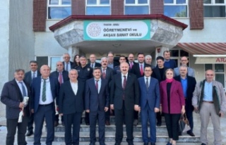 Başkan Çebi ve müdür keskinsoy öğretmenlerle...