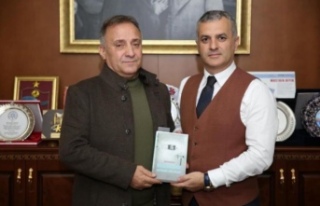 Koloğlu kitabını başkan Bıyık’a takdim etti.
