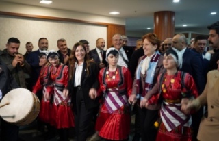 Akşener ve başkan birlikte horon teptiler