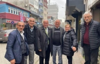 Erdem ve eşi Cadde sokak geziyor.