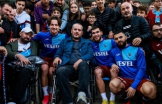 Futbolcular engellilerle buluştular
