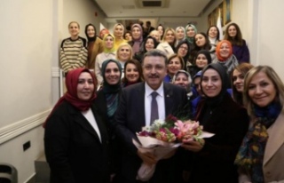 AKP’li kadınlar başkan Av.Genç’i çiçeklerle...