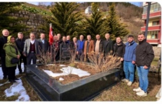 Başkan Adayı Çelenk Cumhur’un Mezarında.