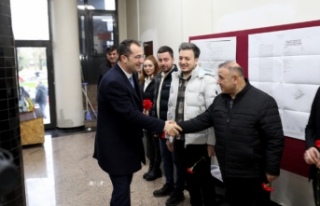 BAŞKAN EKİM ÇİÇEKLERLE KARŞILANDI.