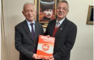 CHP’den istifa eden Uzun DP’ye geçti.