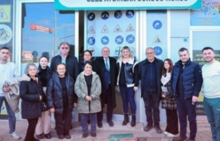 Erdem cadde sokak geziyor