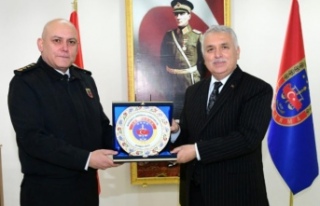 Vali Yıldırım Jandama alay Komutanı Özer’i...